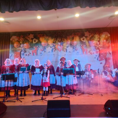 Zespół Lubin z Krzeczyna Wielkiego Kobiety w sukniach folkowych i jedno dziecko na scenie.