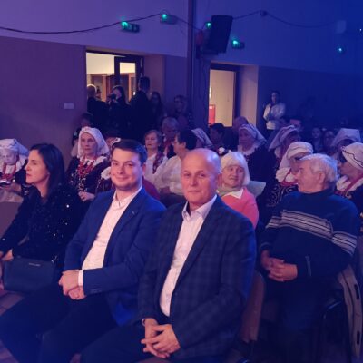 Radni Jerzy Tadla i Krzysztof Kandut na widowni podczas koncertu.