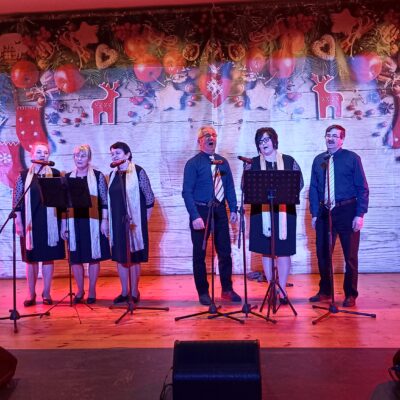 Zespół Siedlecka Nuta na scenie. Cztery kobiety i dwóch mężczyzn.
