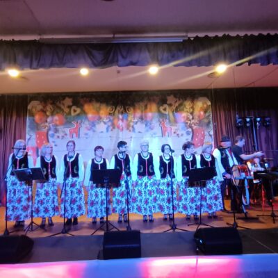 Zespół Osieczanki na scenie w folkowych sukienkach.