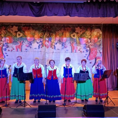 Zespół Koniczynki z Miłoradzic w folkowych sukienkach.