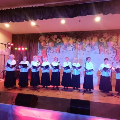 Zespół Leśne Echo na scenie. Kobiety w czarno białych sukniach.