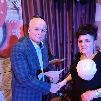 Radny Jerzy Tadla składa podziękowanie uczestniczce zespołu Lejdis.