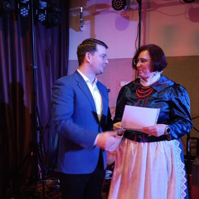 Radny Krzysztof Kandut wręcza podziękowanie uczestniczce zespołu Zachęta