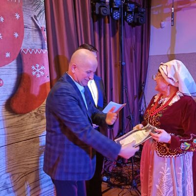 Radny Jerzy Tadla składa podziękowanie uczestniczce reprezentującej zespół Lubin