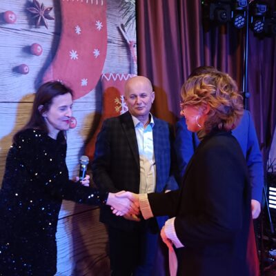 Pani dyrektor Magdalena Dubińska składa podziękowania uczestnikowi koncertu.
