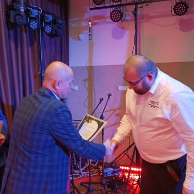 Radny Jerzy Tadla wręcza podziękowanie Kapelmistrzowi Krzysztofowi Augustyniakowi po koncercie.