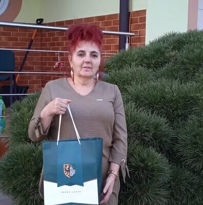 Lucyna Franczak z podarunkiem gminnym
