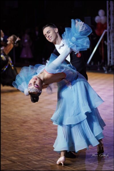 Pola Mierzwa z partnerem, podczas występu