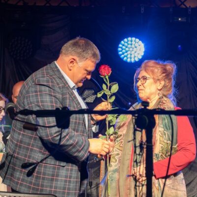 Grażyna Pęciak odbiera nagrodę z rąk Norberta Grabowskiego