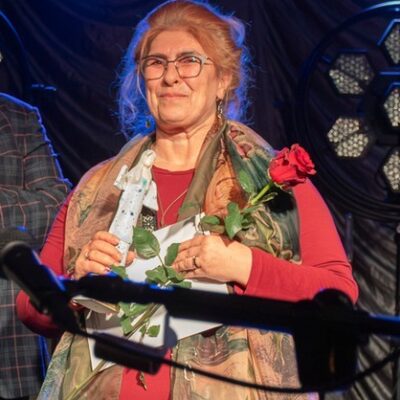 Grażyna Pęciak z nagrodą Anioła Kultury i kwiatami