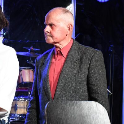 Stanisław Lipiński na scenie, podczas odbierania nagrody