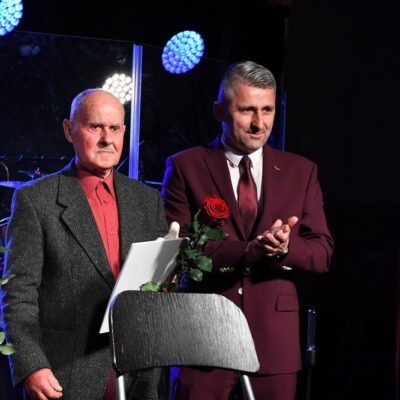 Stanisław Lipiński odbiera nagrodę z rąk Radnego Marcina Nyklewicza