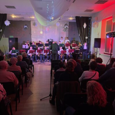 Widownia w tle artyści i sala koncertowa.