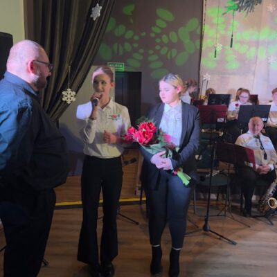 Podziękowania dla kapelmistrza od uczniów. Wręczenie kwiatów.