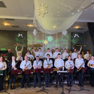 Zespół na scenie po koncercie z instrumentami.