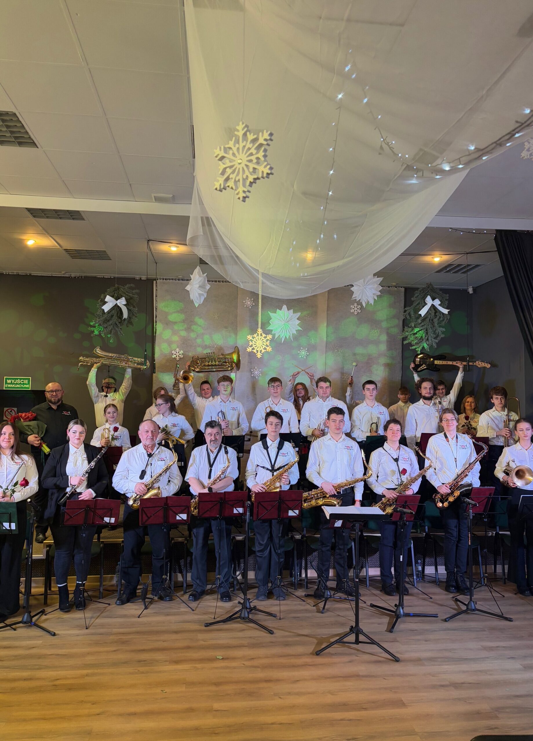 Zespół na scenie po koncercie z instrumentami.