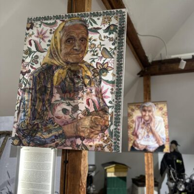 Obra kobiety na płótnie w kwiaty z wystawy.