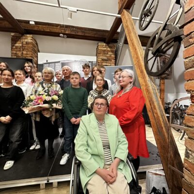 Uczestnicy konkursu moje korzenie na wspólnym zdjęciu.