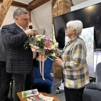 Pan Norbert Grabowski wręcza kwiaty Pani Antonina Buchta