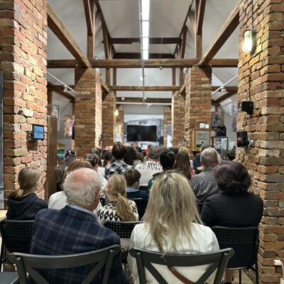 Sala wypełniona gośćmi i uczestnikami konkursu na obchodach Dni Osadnika