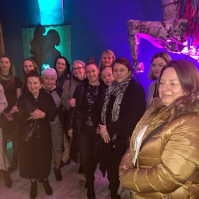 Uczestnicy spotkania ze sztuką. W tle posąg konia.