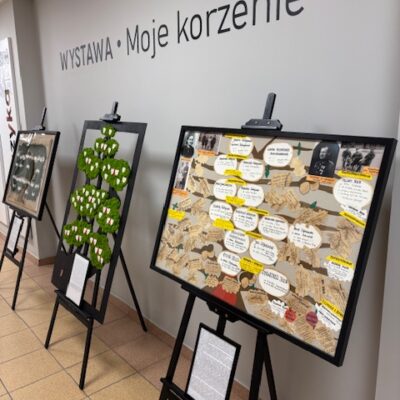 Prace konkursowe na sztalugach. W tle napis moje korzenie.