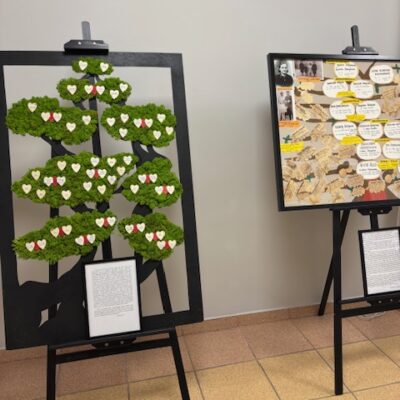 Dwie prace konkursowe na sztalugach jedna z mchu druga z papieru.