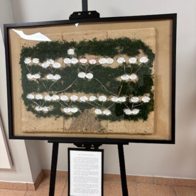 praca konkursowa na sztaludze drzewo z mchem leśnym i zdjęciami rodziny.