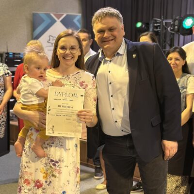 Radny Norbert Grabowski wręcza dyplom Sołtysce Edycie Szymańskiej