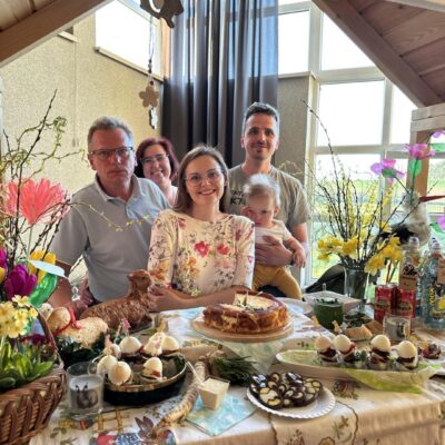 Domek z Zimnej Wody. Pokazane potrawy wielkanocne, jajka , ciasta. Dekoracja kwiatowa