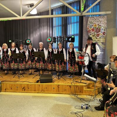 Zespół Osieczanki w ludowych strojach na scenie podczas swojego koncertu