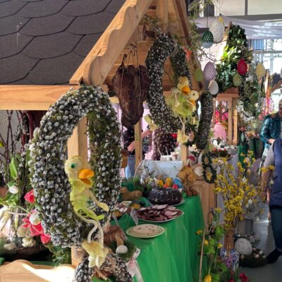 Udekorowany domek wiankami, jajkami, królikami.