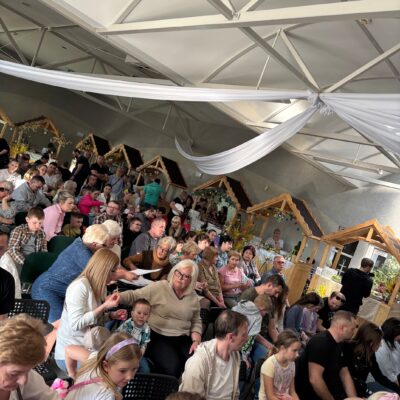 Ludzie na widowni podczas koncertu wielkanocnego