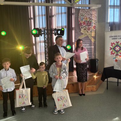 Radny z Panią Dyrektor wyczytują wygranych na scenę .