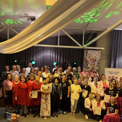 Zdjęcie grupowe wszystkich zespołów bioracych udział w konkursie kulinarnym.