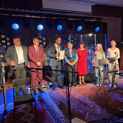 Radni wraz z chórem i nominowanymi na scenie.