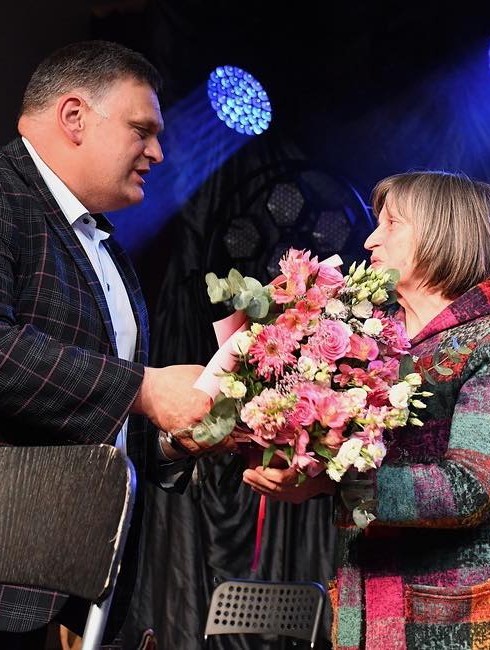 Norbert Grabowski wręcza kwiaty i odznakę Teresie Kot.