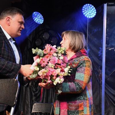 Norbert Grabowski wręcza kwiaty i odznakę Teresie Kot.