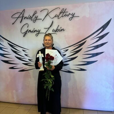 Laureatka Joanna Pietruszka pozuje na ściance.