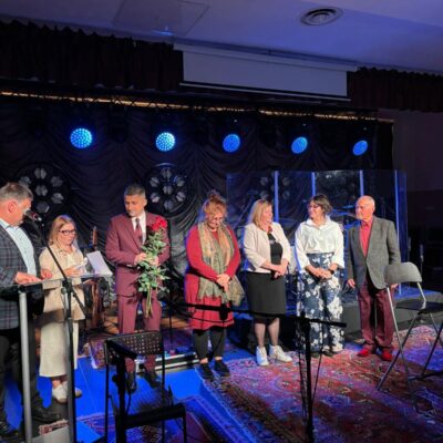 Laureaci nominacji na scenie dostają nagrody.