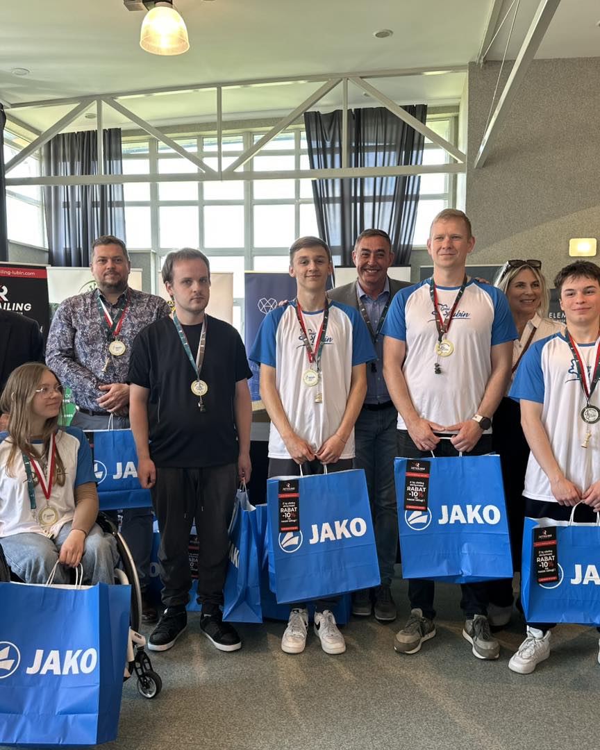 Zawodnicy turnieju z medalami i pucharami oraz nagrodami pozują do wspólnego zdjęcia.