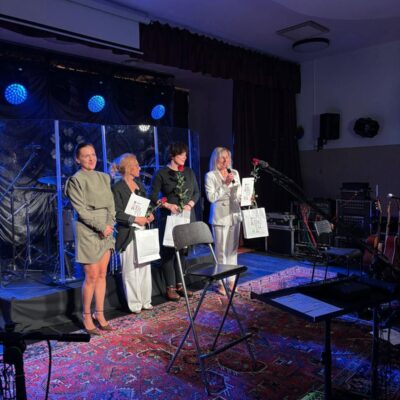 Jury na scenie. Trzy kobiety dostały podziękowanie od Pani Dyrektor OKGL za współpracę .