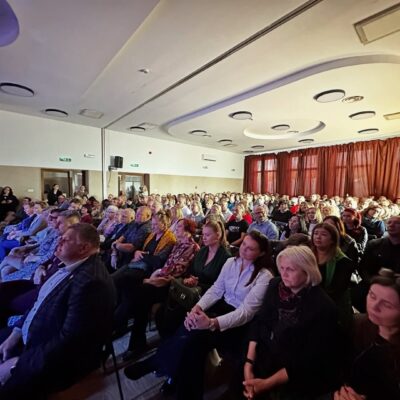 Widownia podczas Aniołów Kultury patrzy na scenę.