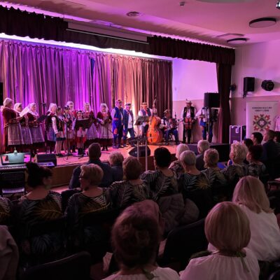 Zespół Lubin na scenie w folkowych ubraniach.