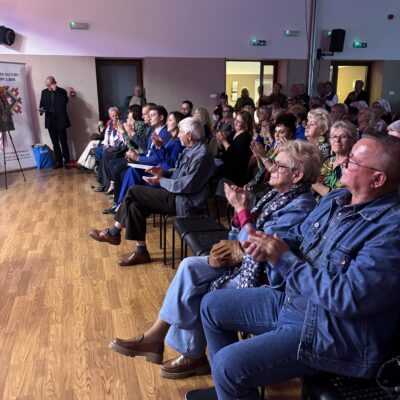 Goście podczas koncertu klaszczą zespołom .