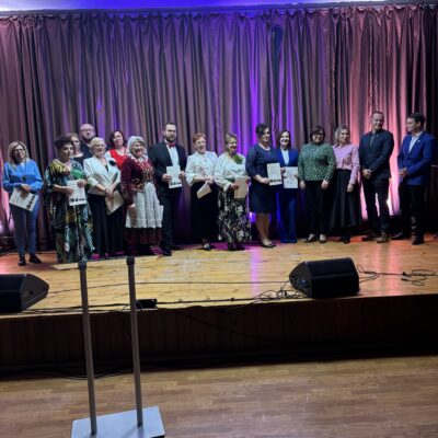 Zdjęcie grupowe wszystkich przedstawicieli zespołów na scenie.