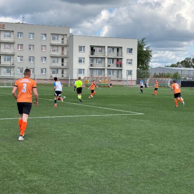 ZAWODNICY PIŁKI NOŻNEJ NA MURAZIE GRAJĄ W PIŁKĘ