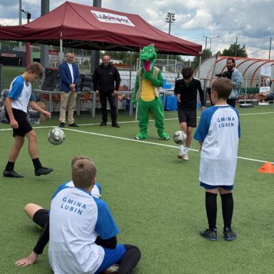 zawodnicy odbijają piłką w konkursie na najwiekszą ilość