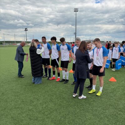 Zawodnikom wręczane są medale